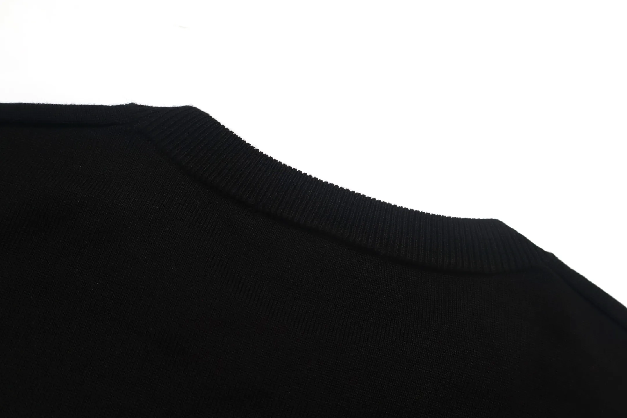 Moncler （Black） 5550 ， Black ， 。 16 。 logo ， 。 Size:M/L/XL/XXL